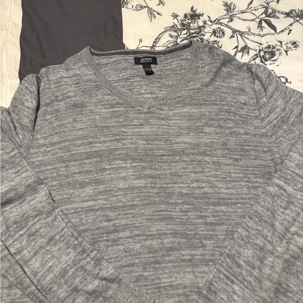 Alfani men’s v-neck sweater